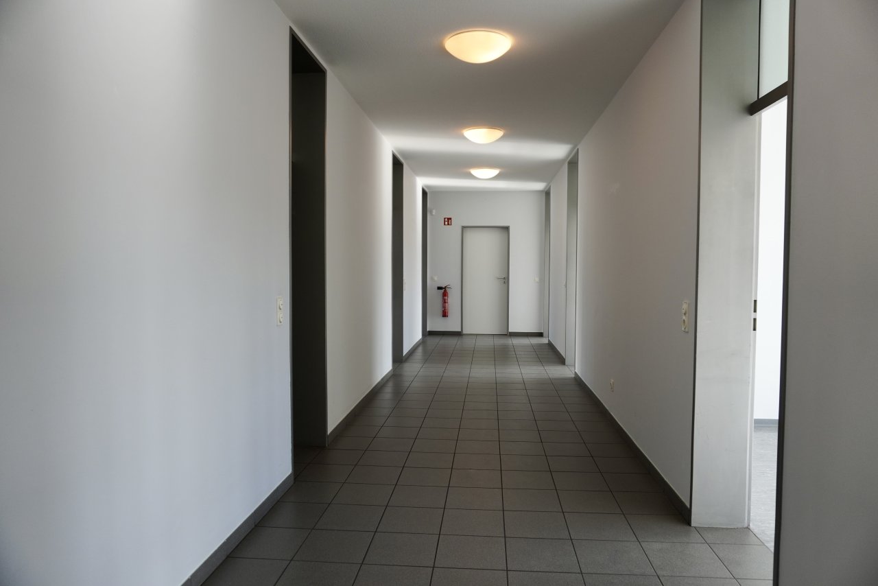 Imposantes Geschäftsgebäude im Industriegebiet John Dickenwald zu vermieten!