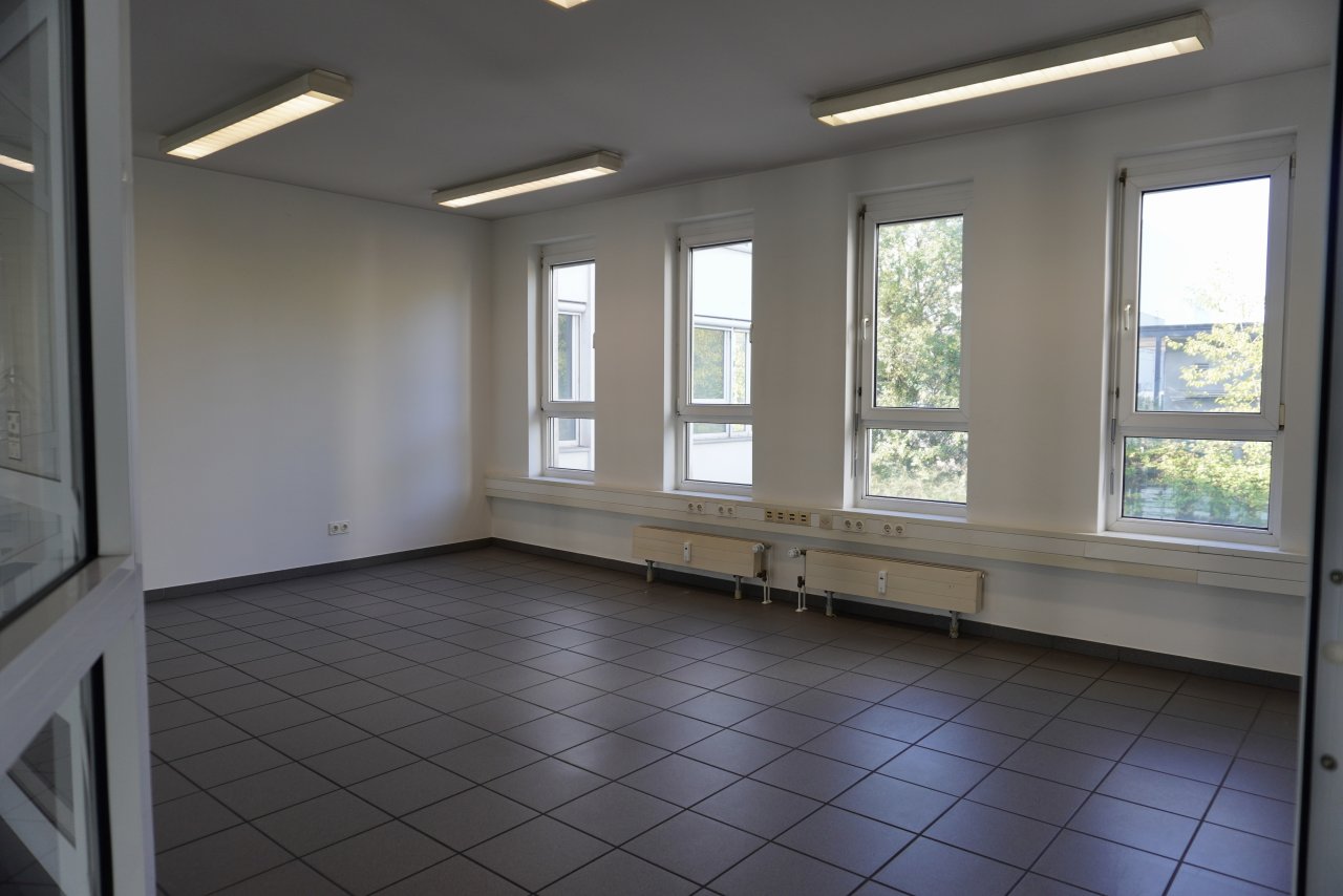 Imposantes Geschäftsgebäude im Industriegebiet John Dickenwald zu vermieten!