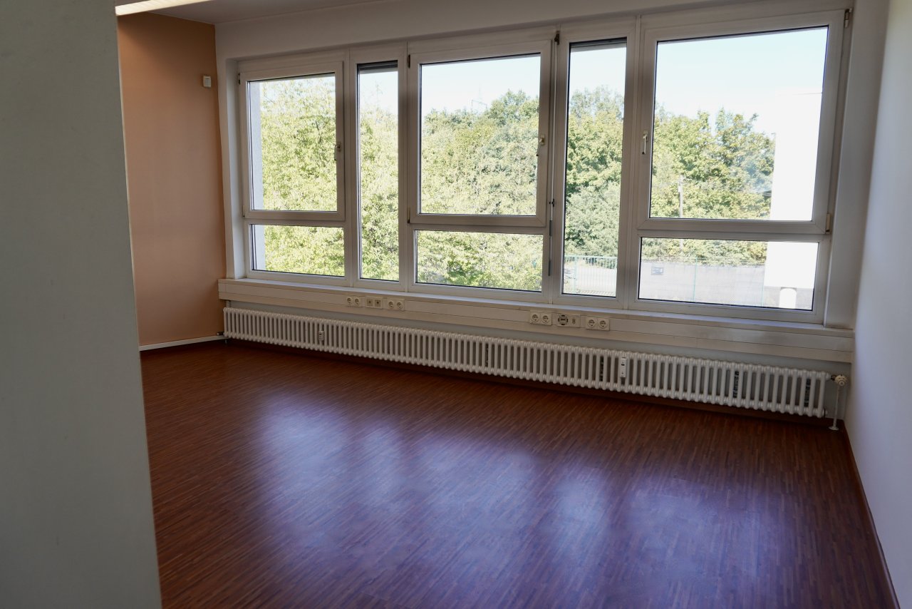 Imposantes Geschäftsgebäude im Industriegebiet John Dickenwald zu vermieten!