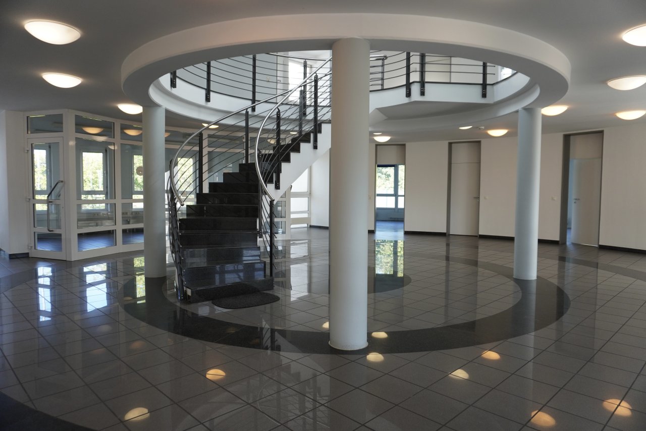 Imposantes Geschäftsgebäude im Industriegebiet John Dickenwald zu vermieten!