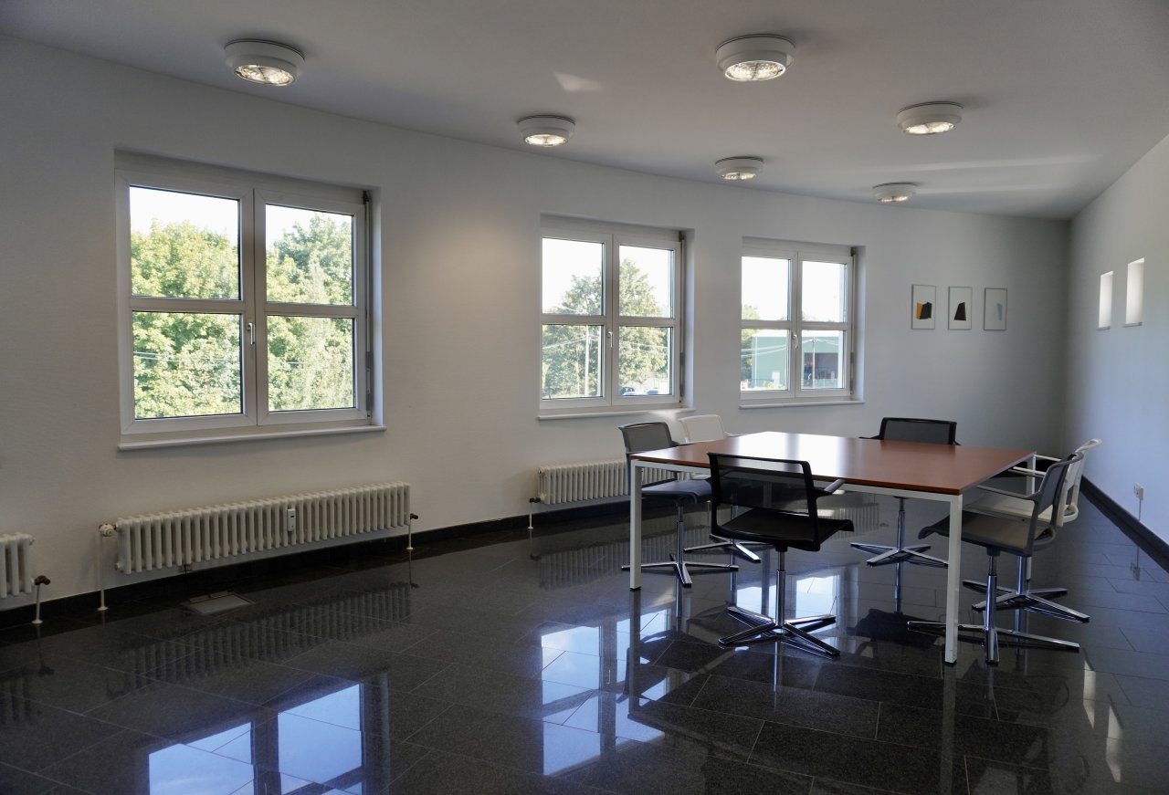 Imposantes Geschäftsgebäude im Industriegebiet John Dickenwald zu vermieten!