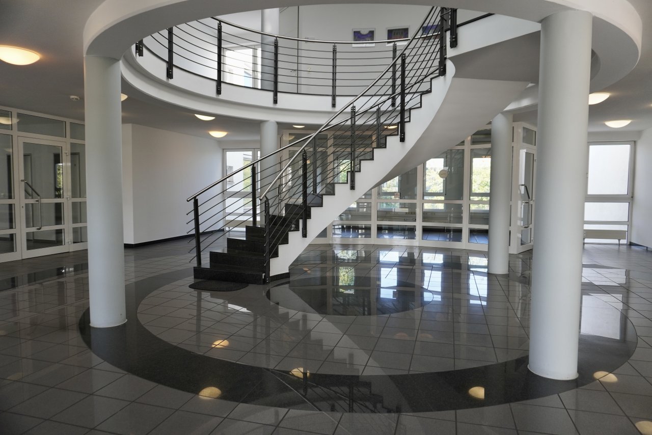 Imposantes Geschäftsgebäude im Industriegebiet John Dickenwald zu vermieten!