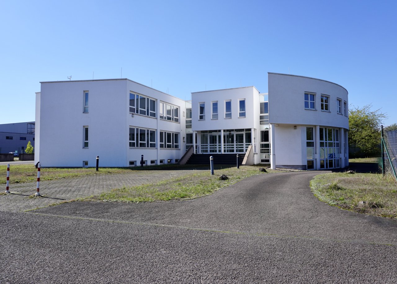 Imposantes Geschäftsgebäude im Industriegebiet John Dickenwald zu vermieten!