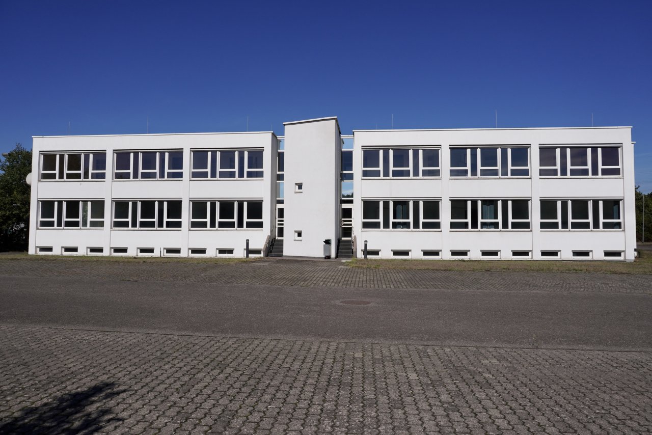 Imposantes Geschäftsgebäude im Industriegebiet John Dickenwald zu vermieten!