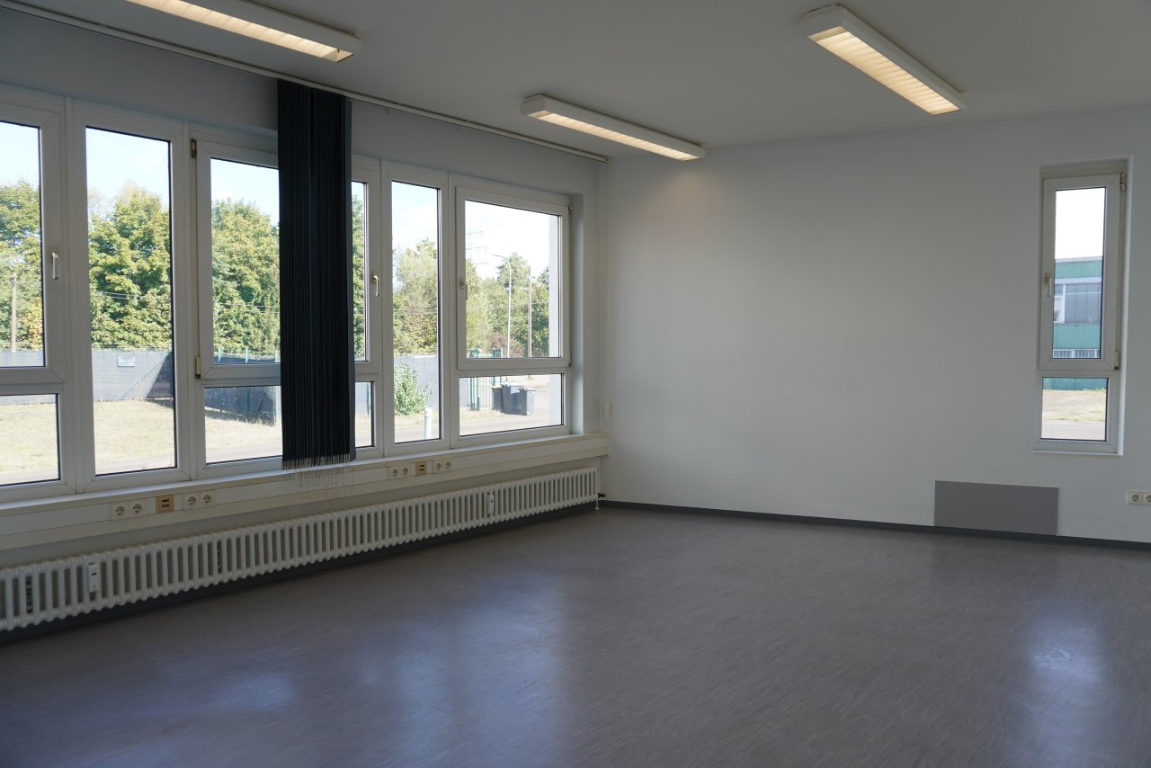 Imposantes Geschäftsgebäude im Industriegebiet John Dickenwald zu vermieten!