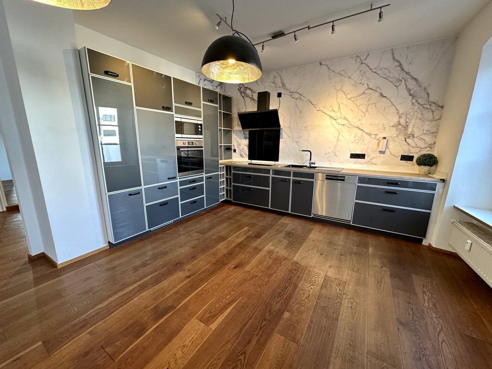 Niveauvolles Wohnen im Herzen der Stadt – Traumhafte Altbauwohnung mit Sonnenterrasse