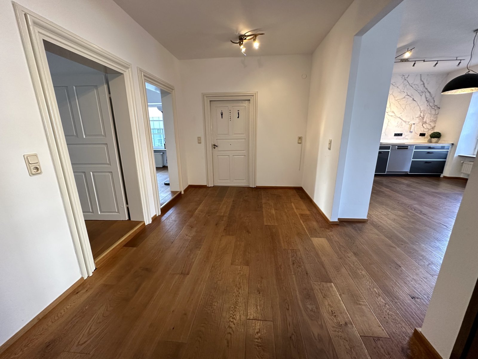 Niveauvolles Wohnen im Herzen der Stadt – Traumhafte Altbauwohnung mit Sonnenterrasse