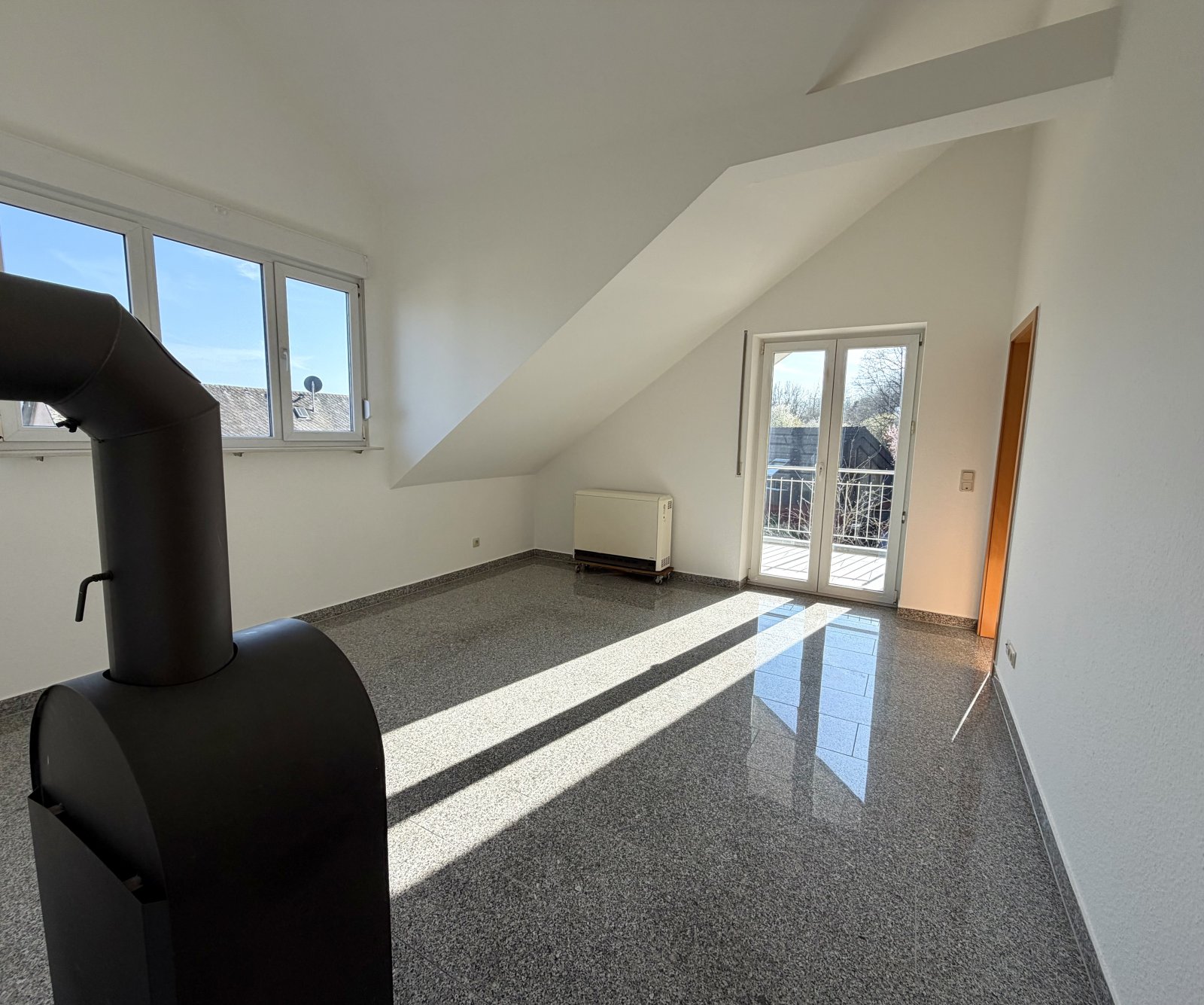 Luxemburg-Pendler aufgepasst! Hochwertige Wohnung günstig zu erwerben - mit Kamin und Balkon und Blick über die Stadt!