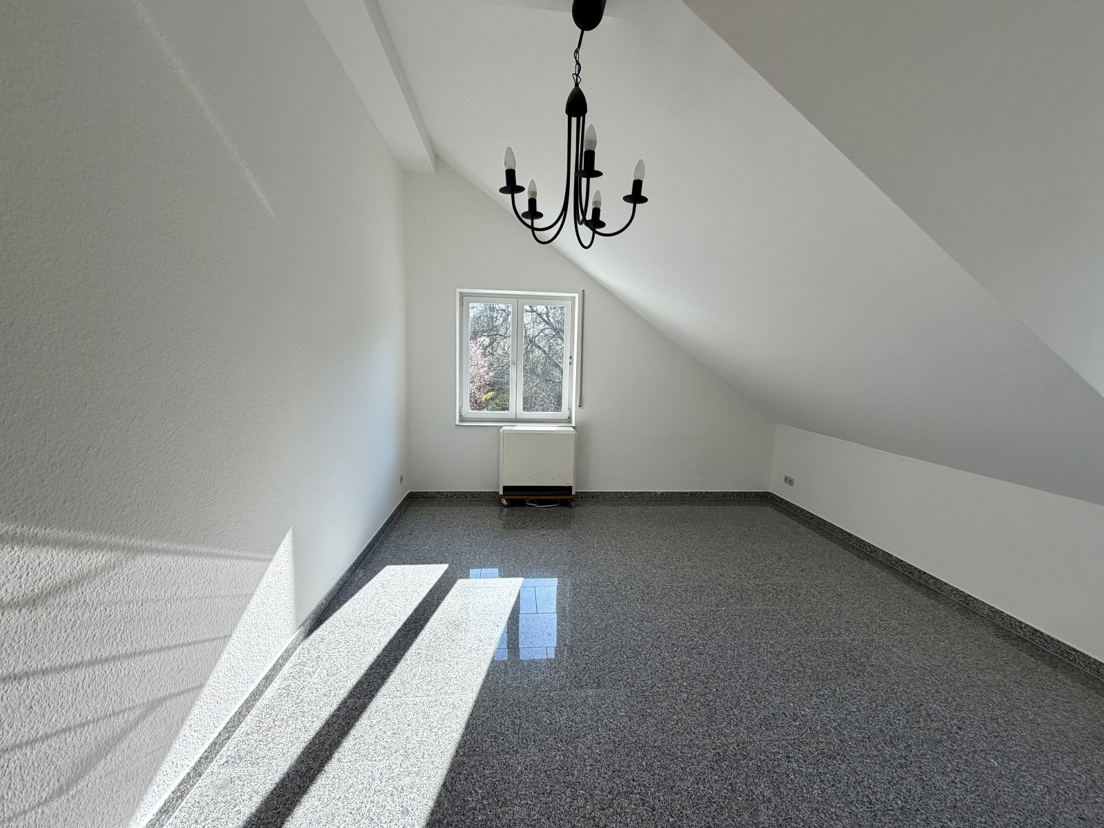 Luxemburg-Pendler aufgepasst! Hochwertige Wohnung günstig zu erwerben - mit Kamin und Balkon und Blick über die Stadt!