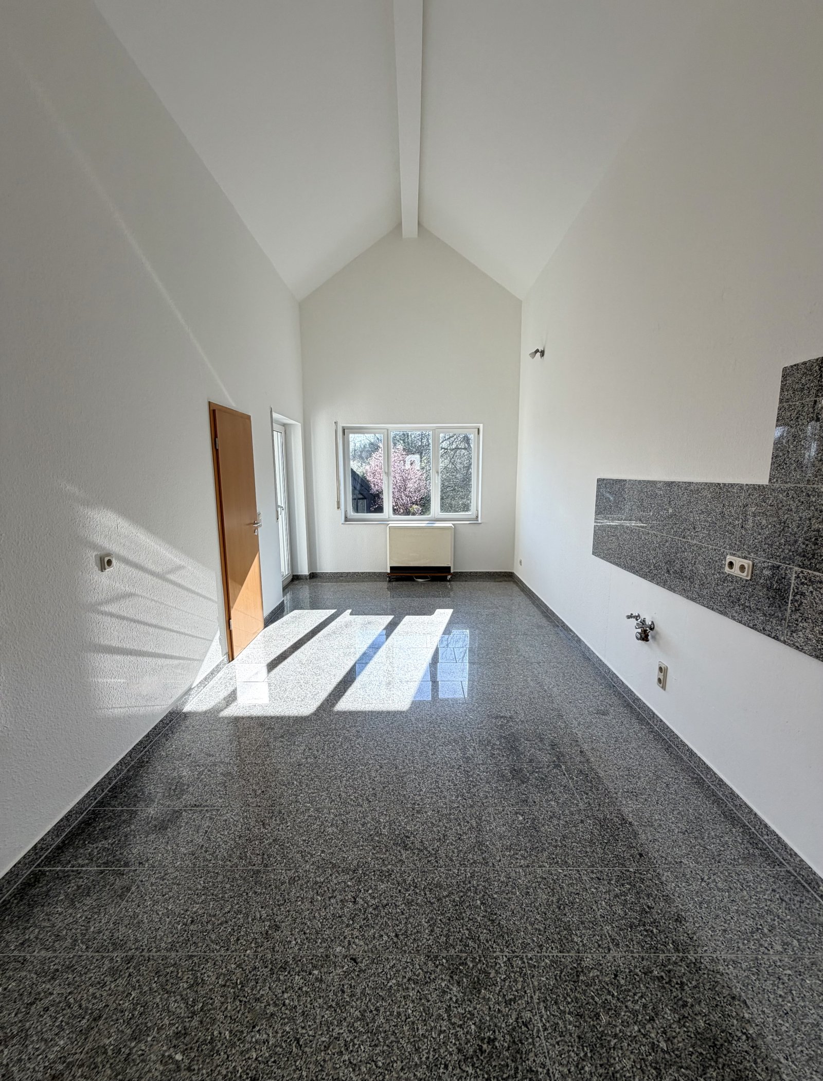 Luxemburg-Pendler aufgepasst! Hochwertige Wohnung günstig zu erwerben - mit Kamin und Balkon und Blick über die Stadt!