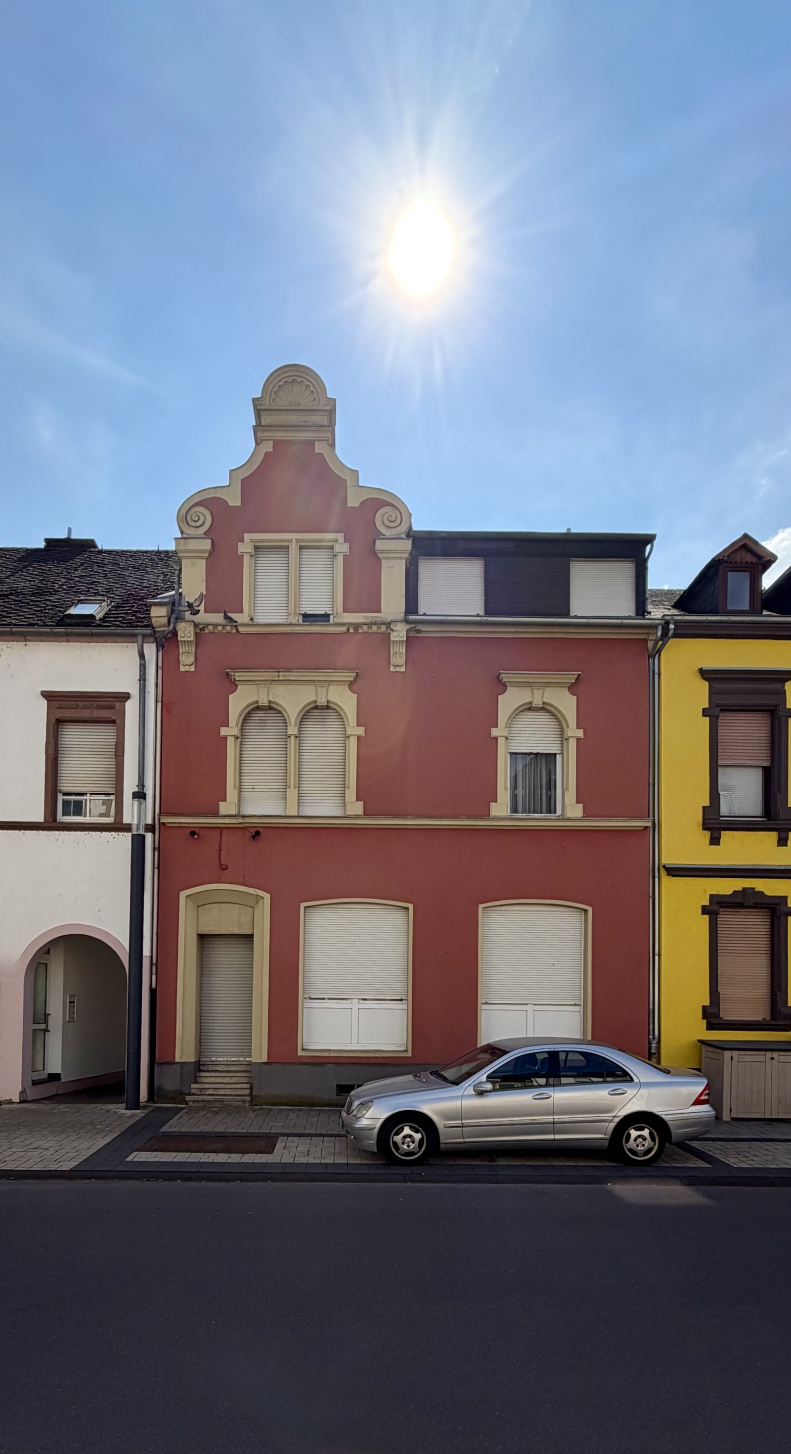 Mehrfamilienhaus mit tollem sonnigen Grundstück in exponierter Lage 