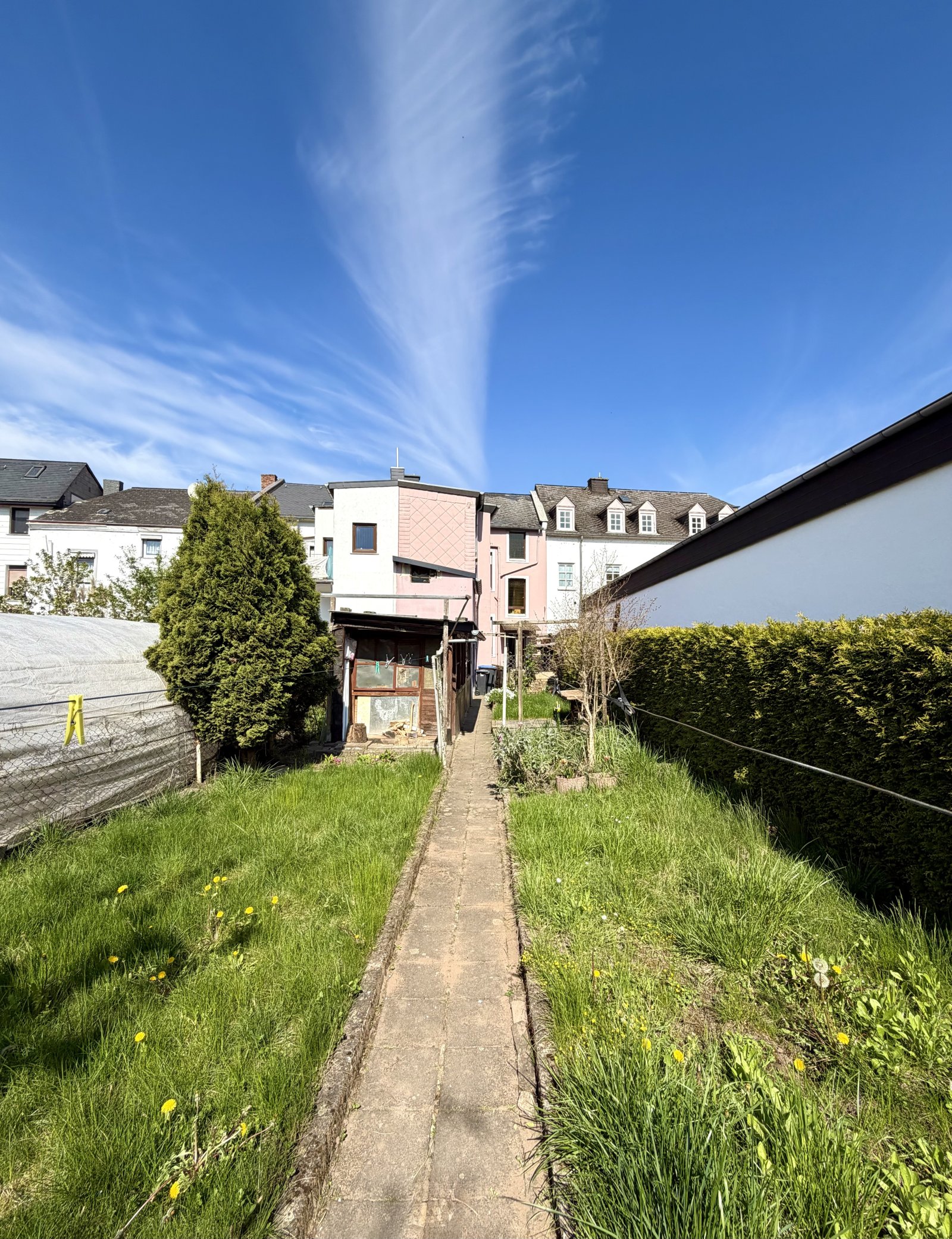 Mehrfamilienhaus mit tollem sonnigen Grundstück in exponierter Lage 