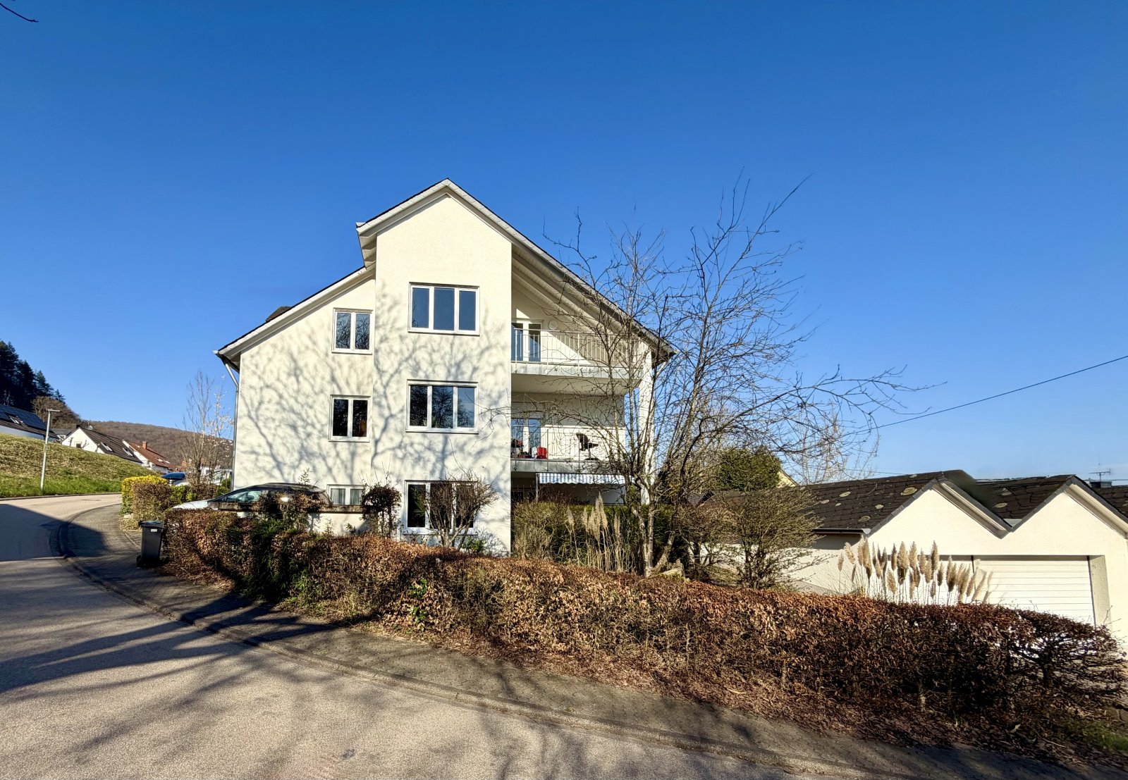 Mehrfamilienhaus in Grenznähe mit drei Wohneinheiten und tollem Gartengrundstück zu verkaufen!! 