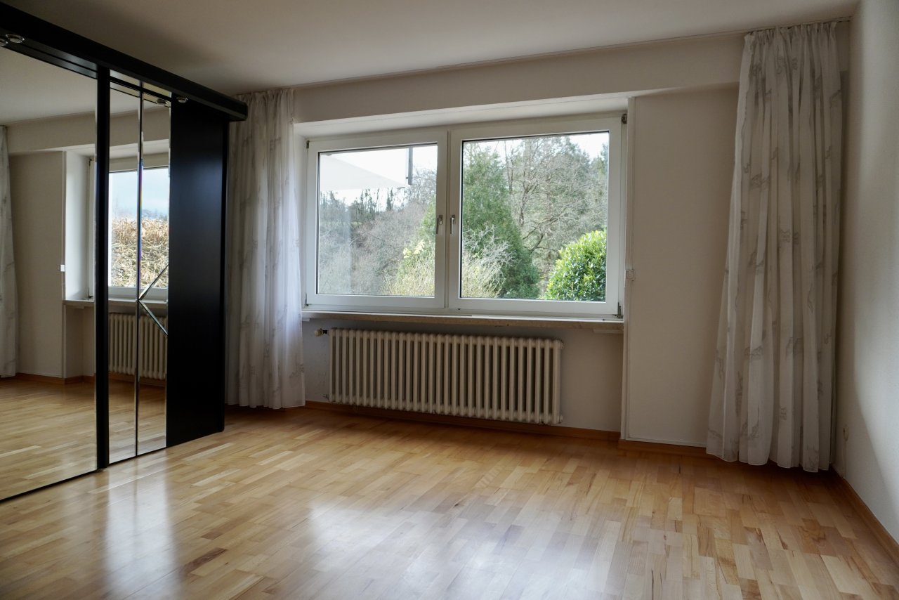 Schlafzimmer mit Blick in den Garten