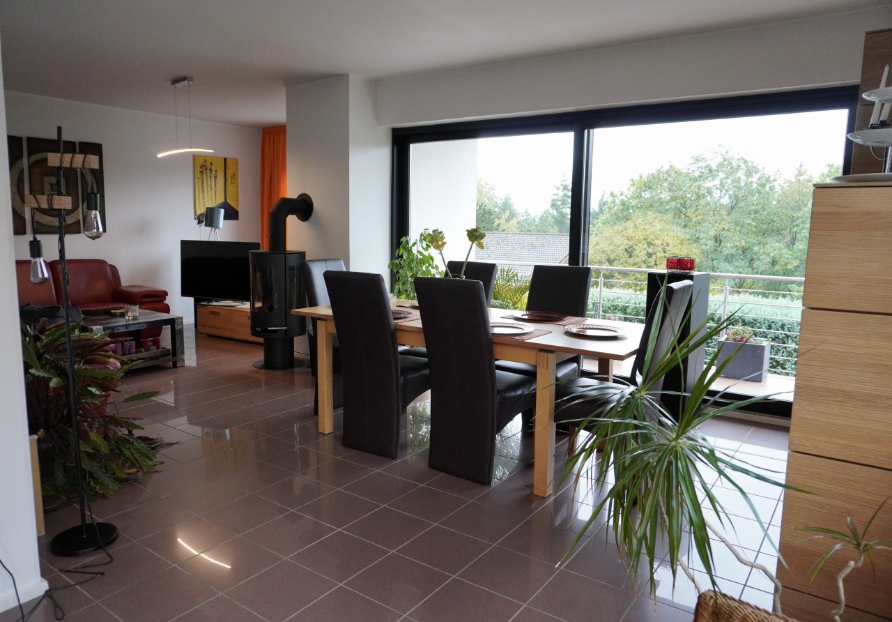 Esszimmer mit Blick ins Grüne