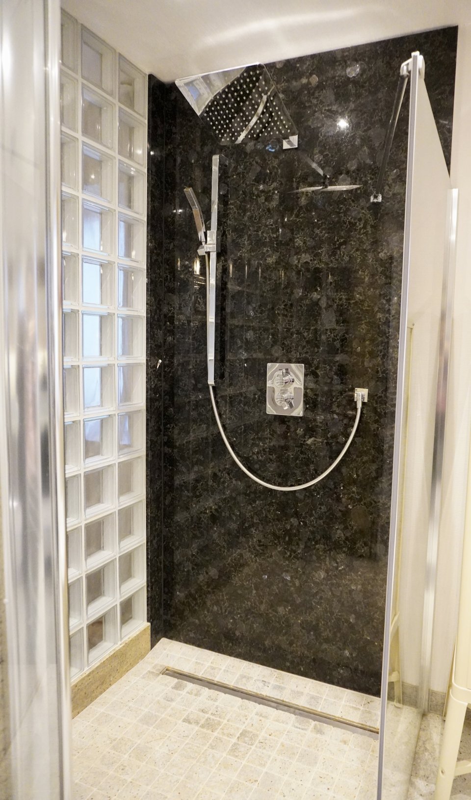 Begehbare Dusche mit Granitwand 