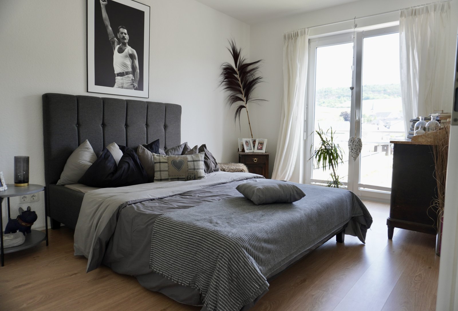 Schlafzimmer mit bodentiefen Fenstern