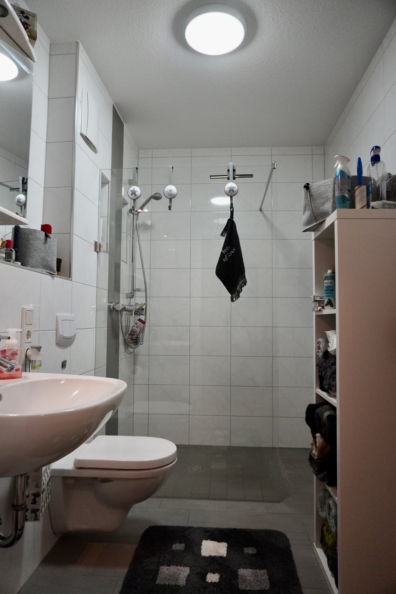 Badezimmer mit ebenerdiger Dusche