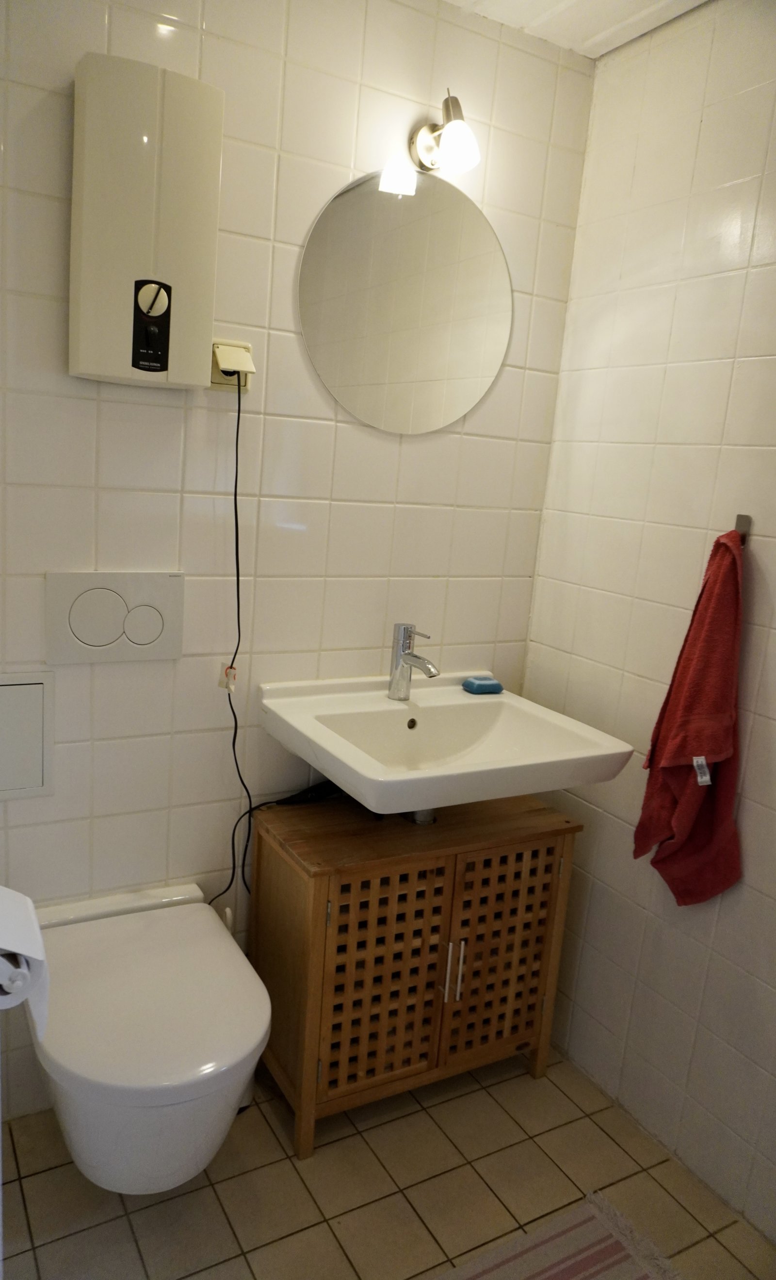 Waschbecken und WC