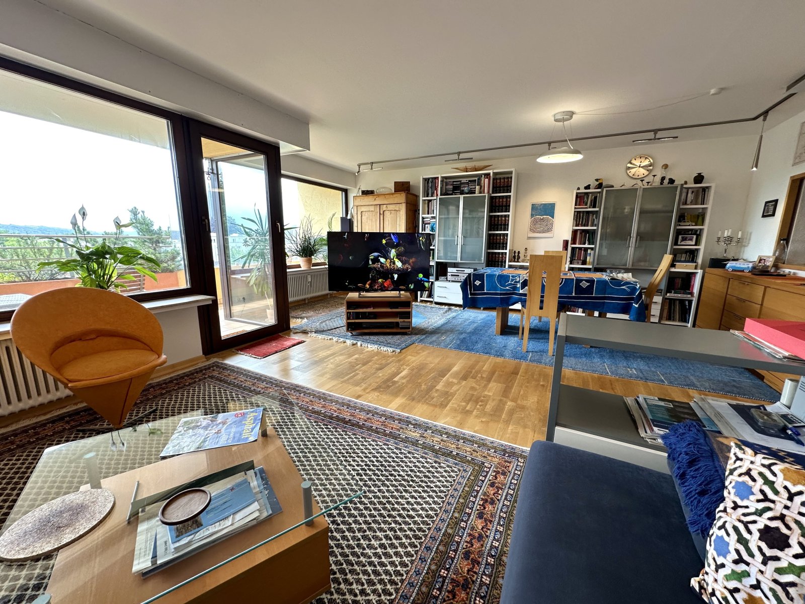 Wohnbereich mit Zugang zum Balkon Wohnbereich mit Zugang zum Balkon