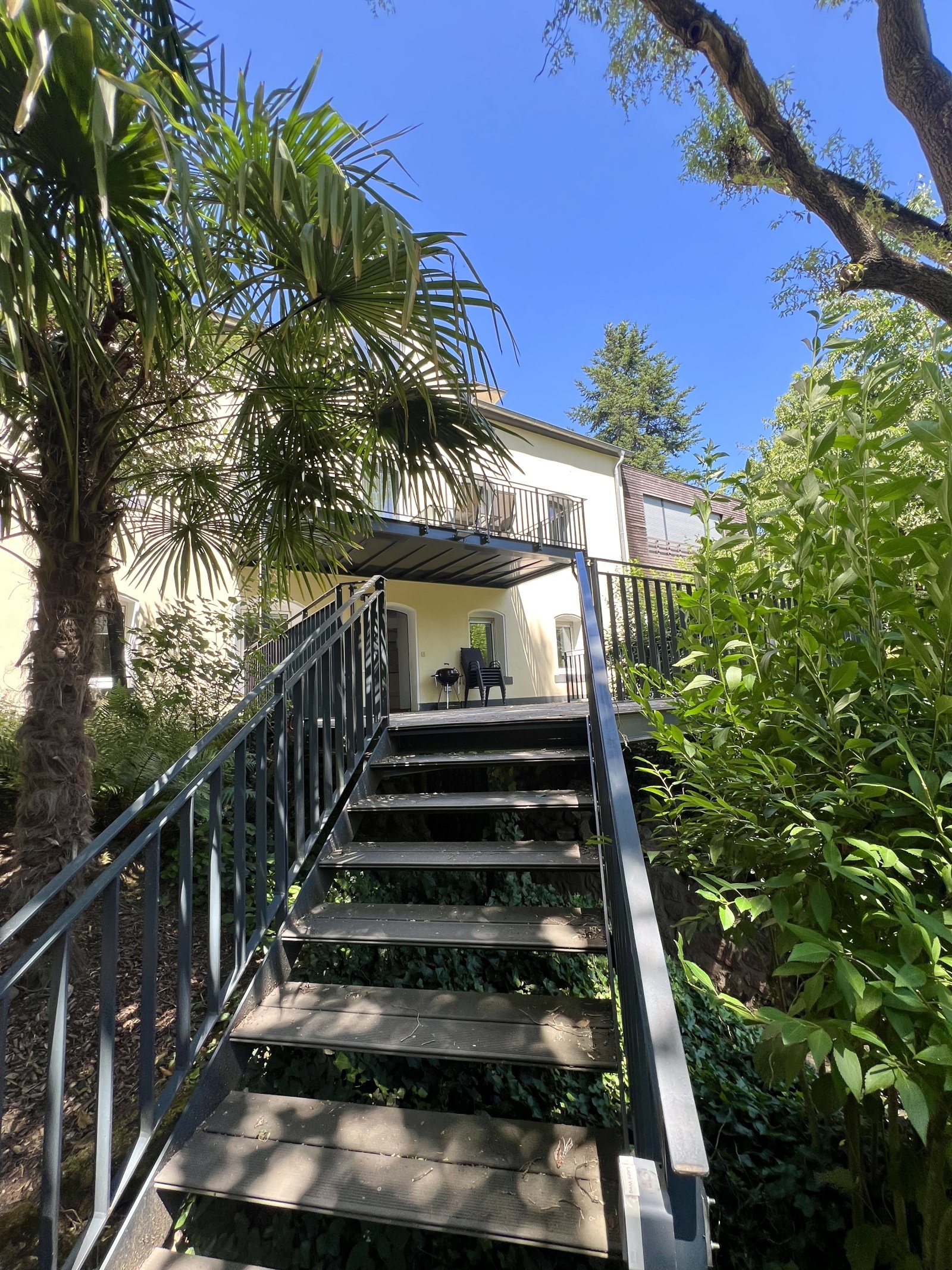 Tropischer Balkon-Ambiente und privater Zugangstreppe Tropischer Balkon-Ambiente und privater Zugangstreppe