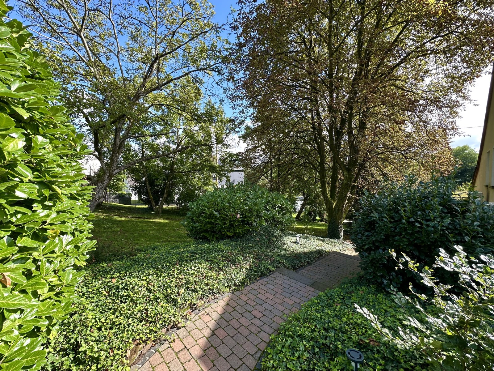 Parkähnliche Gartenanlage mit gepflegtem Natursteinweg Parkähnliche Gartenanlage mit gepflegtem Natursteinweg