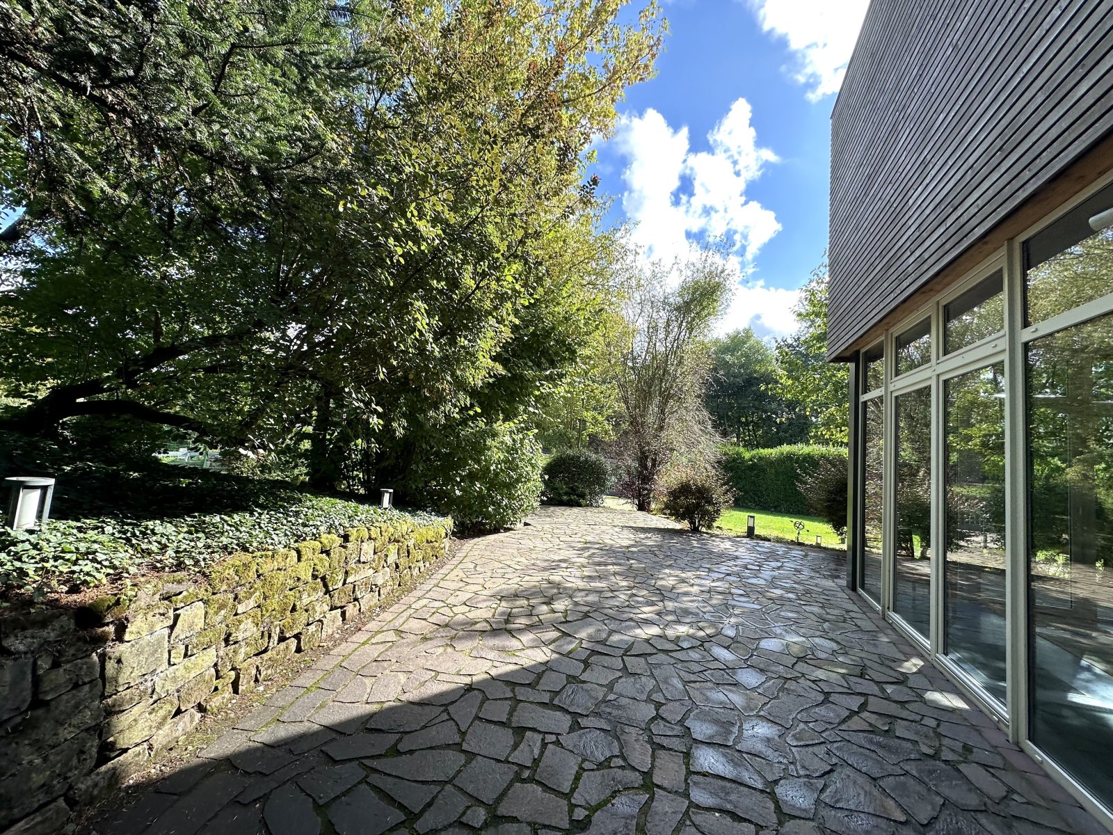 Naturstein-Terrasse mit elegantem Gartendesign Naturstein-Terrasse mit elegantem Gartendesign