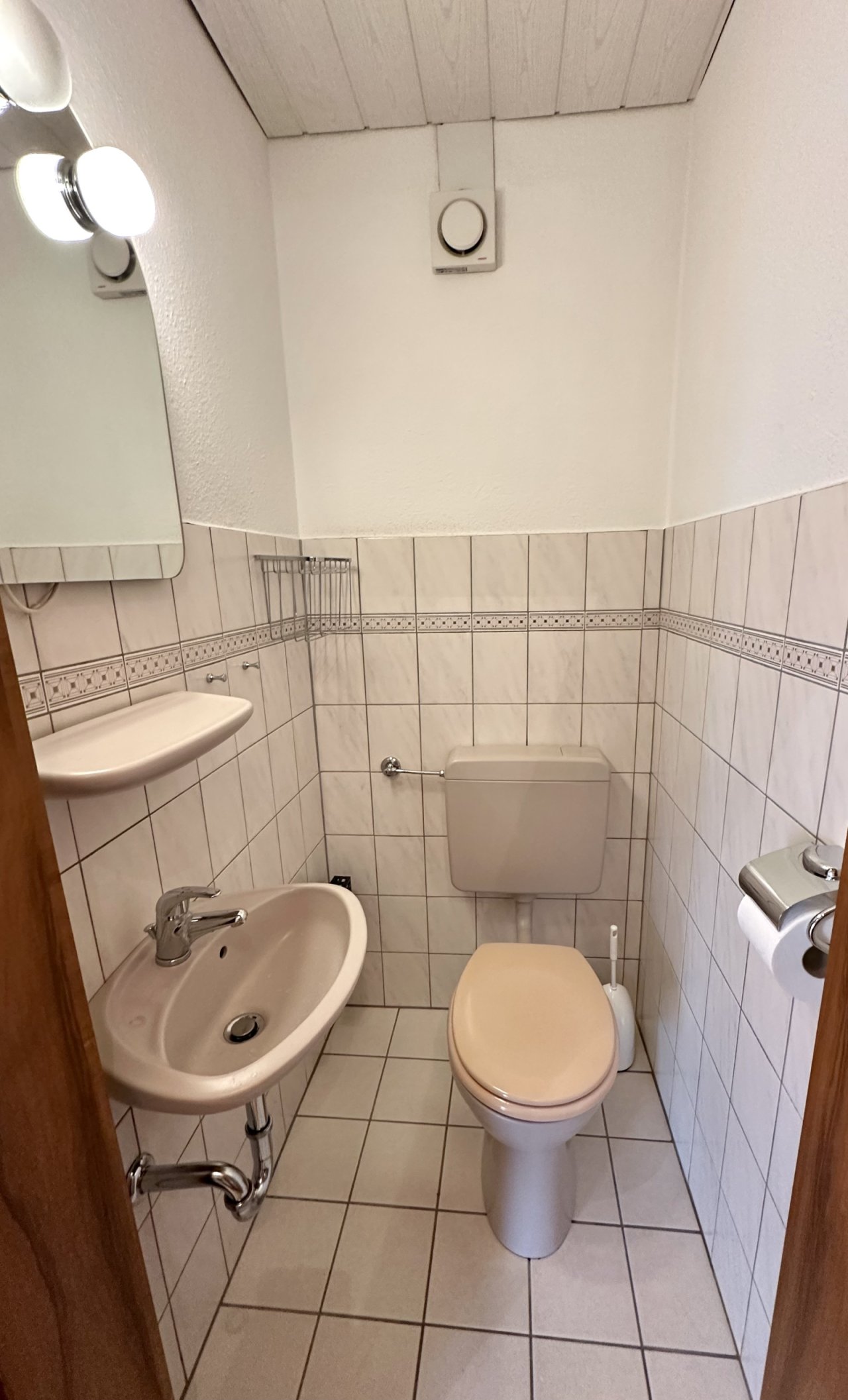 Modernes Gäste-WC mit durchdachter Raumnutzung