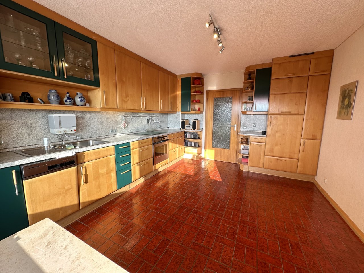 Großzügige Einbauküche mit Granitarbeitsplatte