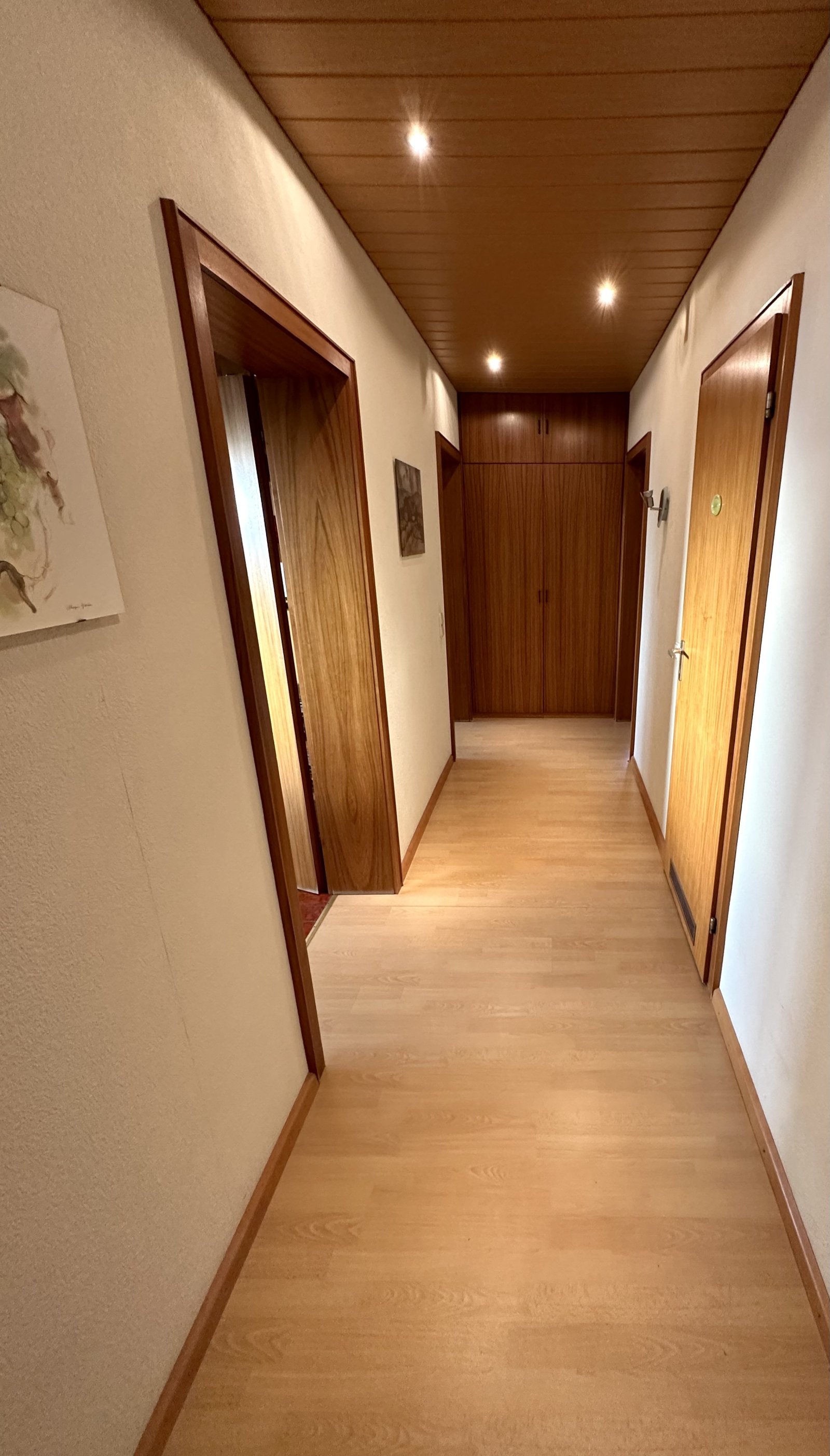 Komfortabler Wohnungsflur mit Einbauschrank