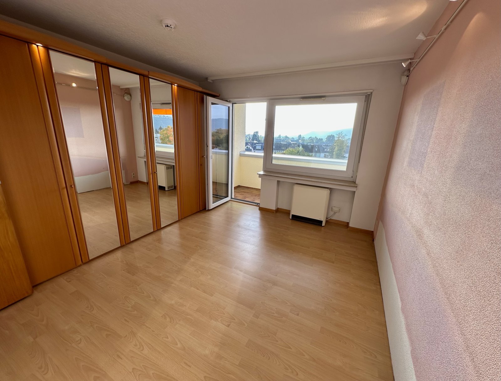 Lichtdurchflutetes Zimmer mit Panorama-Ausblick 