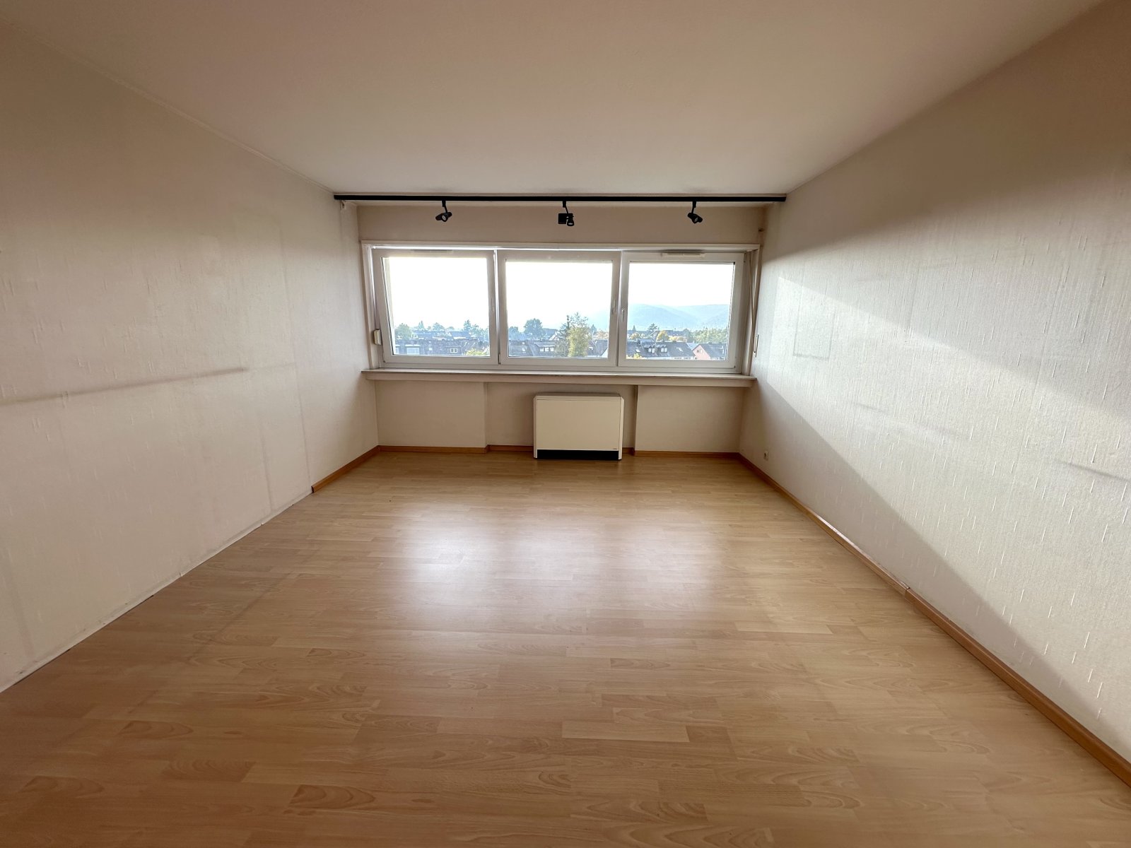 Lichtdurchfluteter Panorama-Raum mit Weitblick über die Stadt