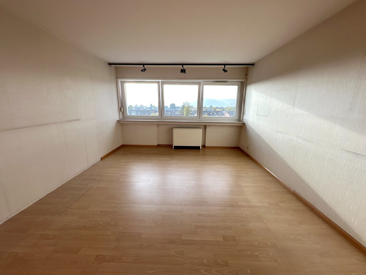 Lichtdurchfluteter Panorama-Raum mit Weitblick über die Stadt