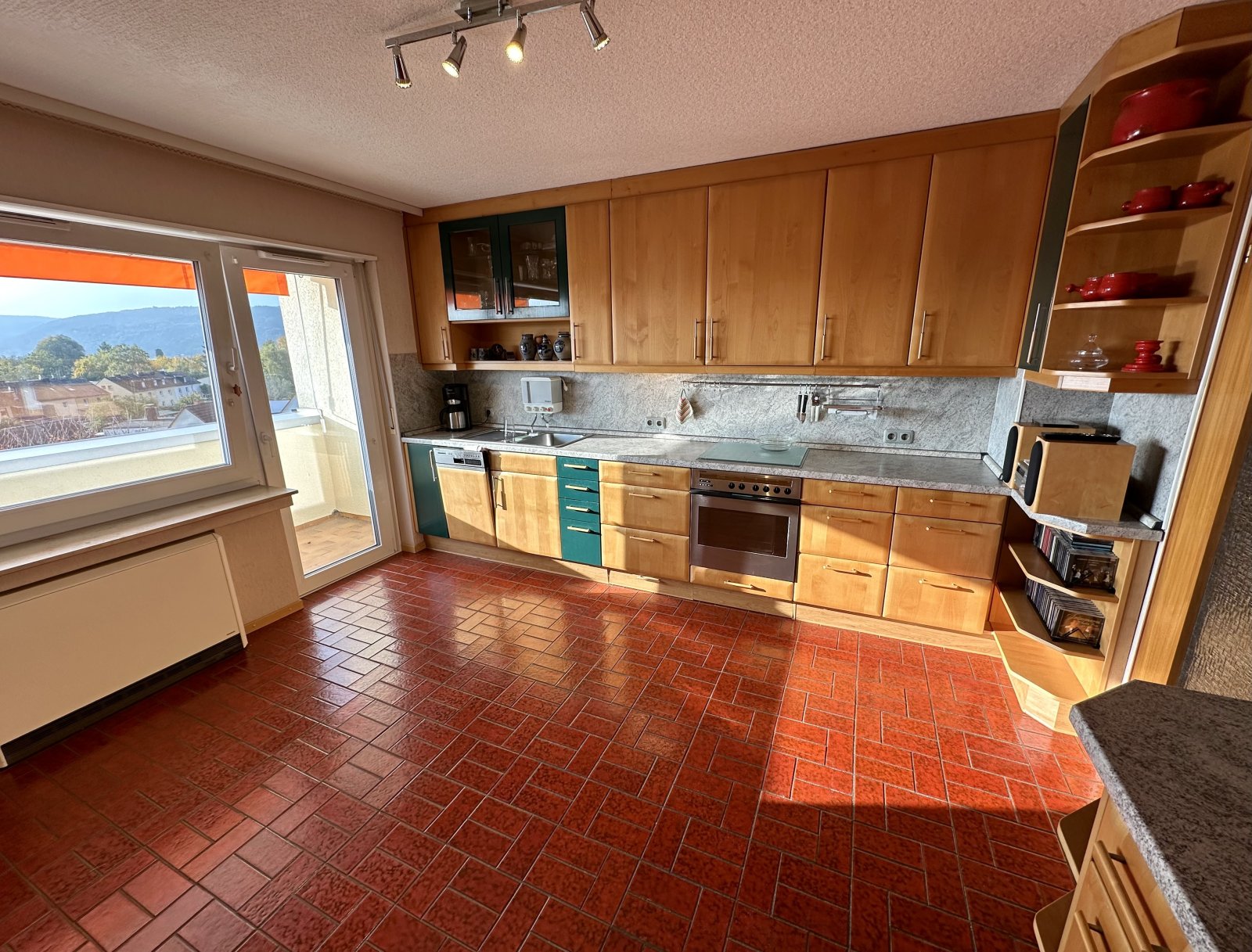 Lichtdurchflutete Küche mit Panoramablick 