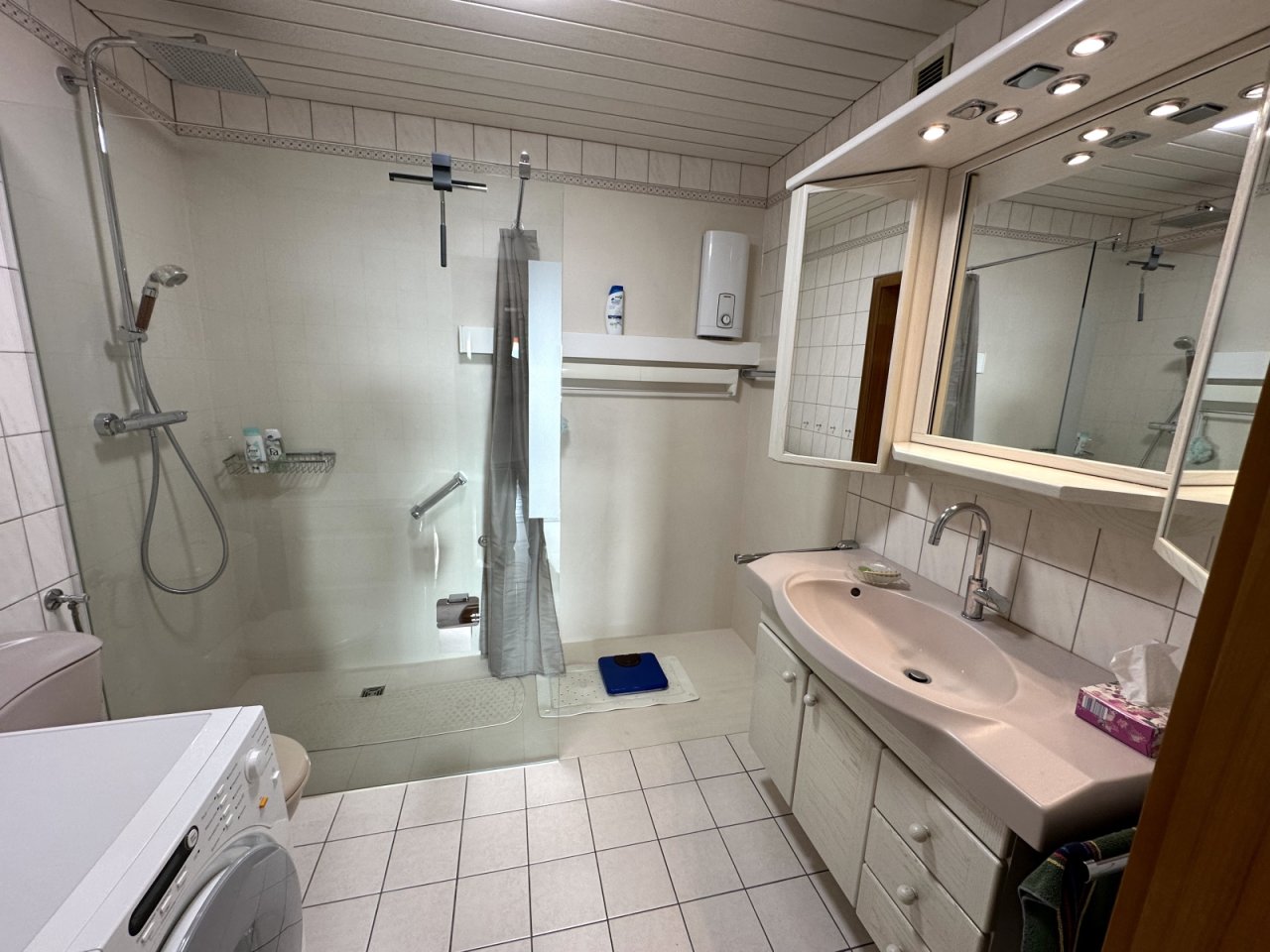 Modernes Duschbad mit integrierter Waschmaschine 