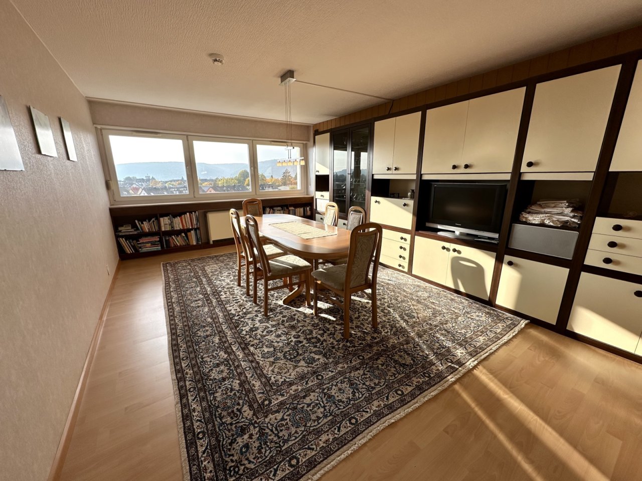Lichtdurchfluteter Essbereich mit Panoramablick 