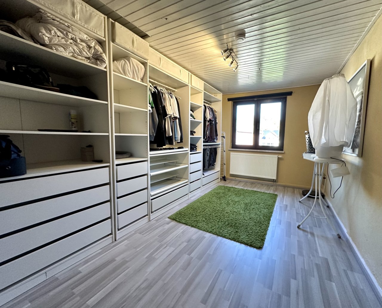 Ankleideraum mit maßgefertigten Einbauschränken Ankleideraum mit maßgefertigten Einbauschränken