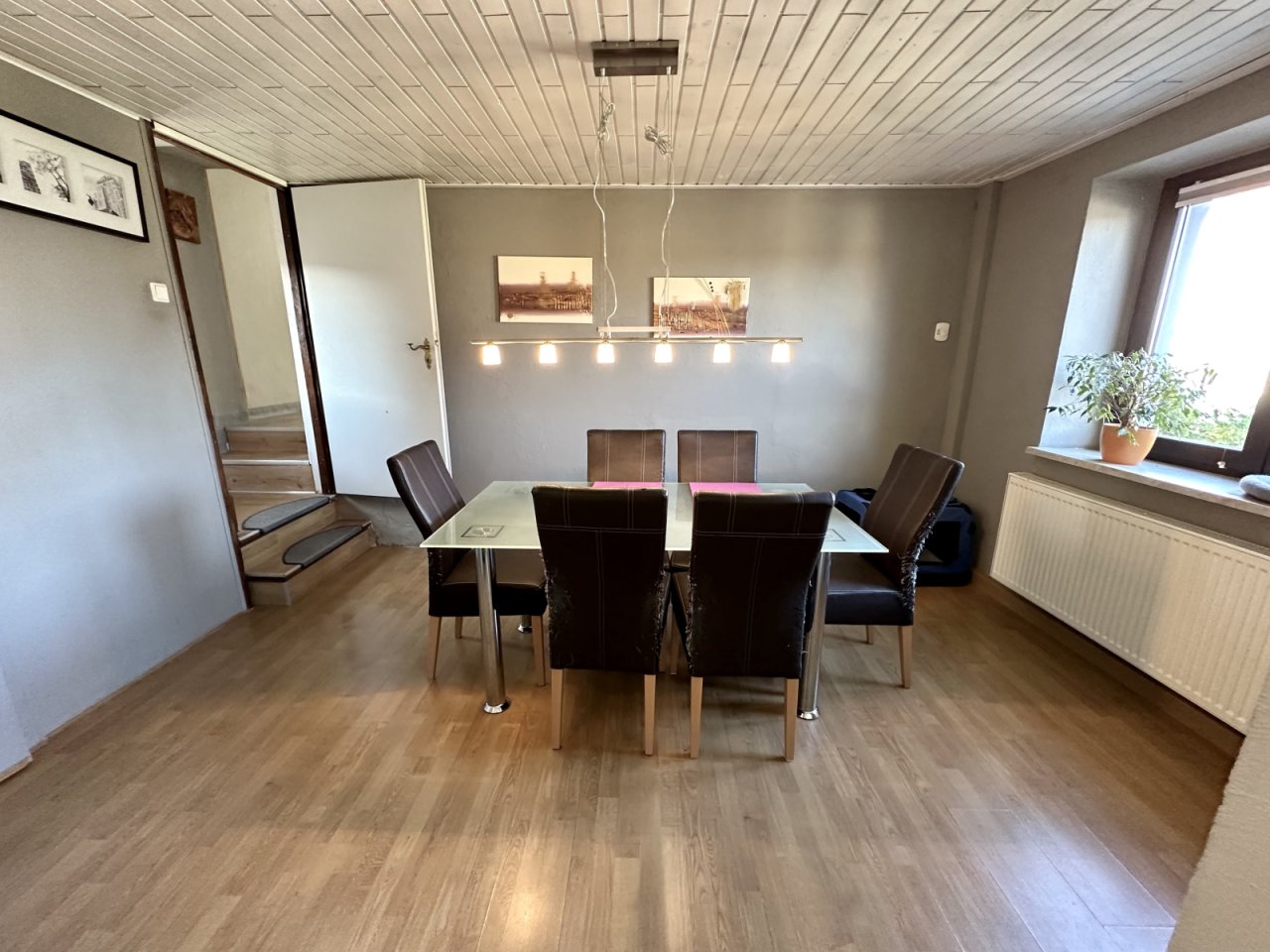 Lichtdurchfluteter Essbereich mit stilvoller Deckenbeleuchtung Lichtdurchfluteter Essbereich mit stilvoller Deckenbeleuchtung