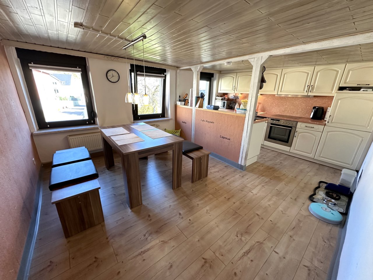 Lichtdurchflutete Wohn-Essküche und Einbaukomfort Lichtdurchflutete Wohn-Essküche und Einbaukomfort