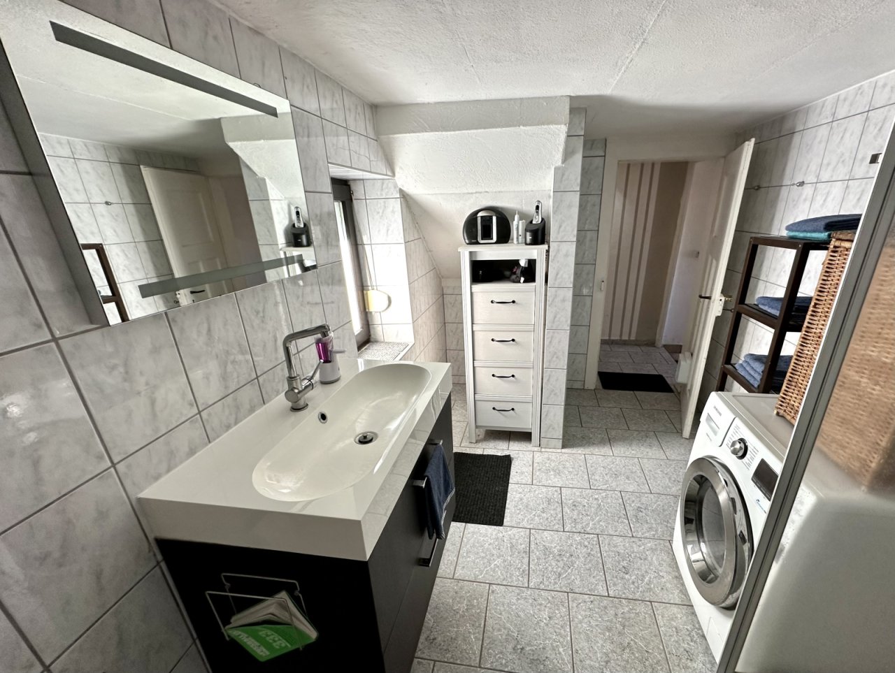 Komfortables Duschbad mit integrierter Waschmaschinenstation Komfortables Duschbad mit integrierter Waschmaschinenstation