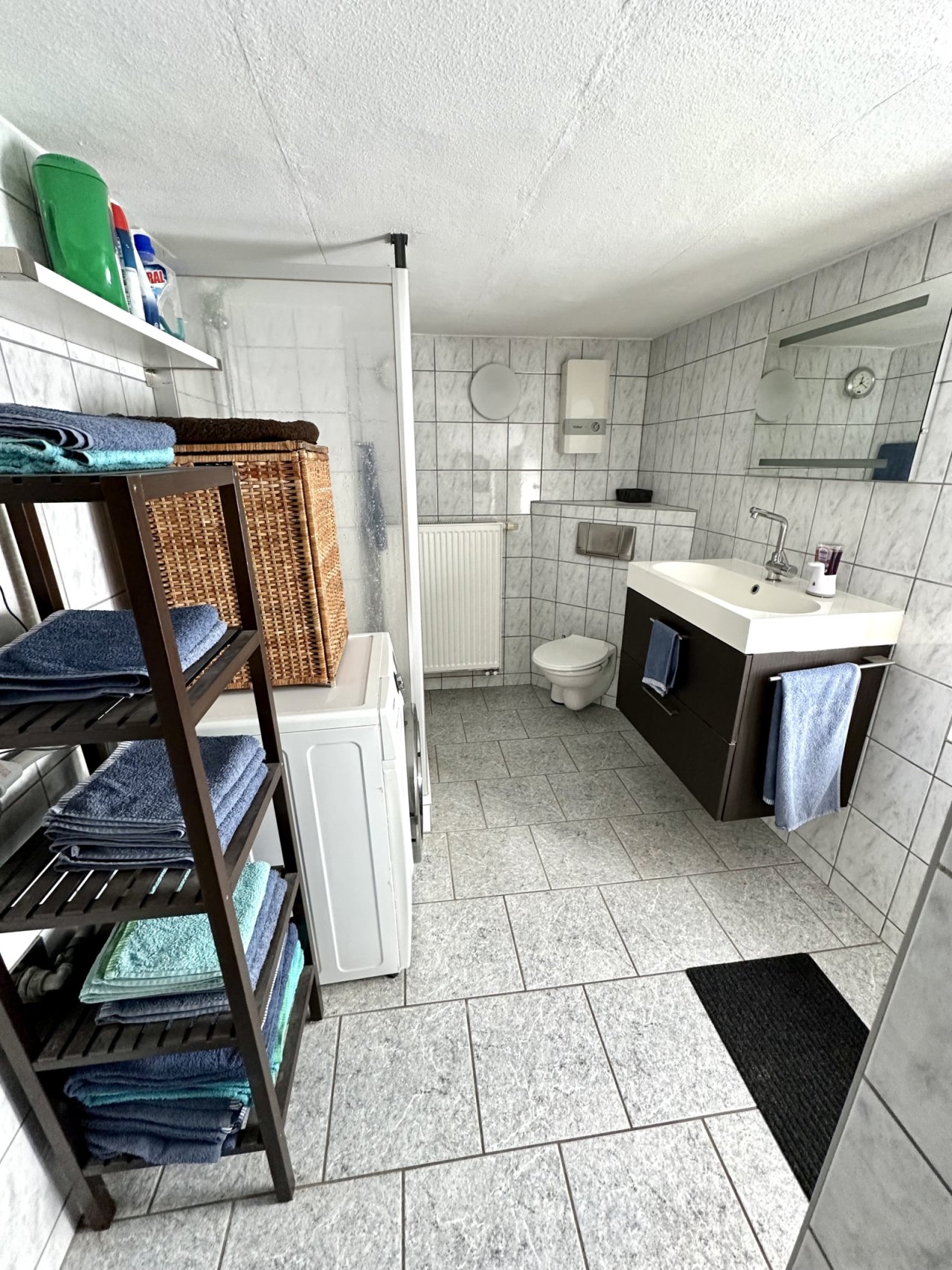 Modernes Badezimmer mit cleverer Stauraum-Lösung Modernes Badezimmer mit cleverer Stauraum-Lösung