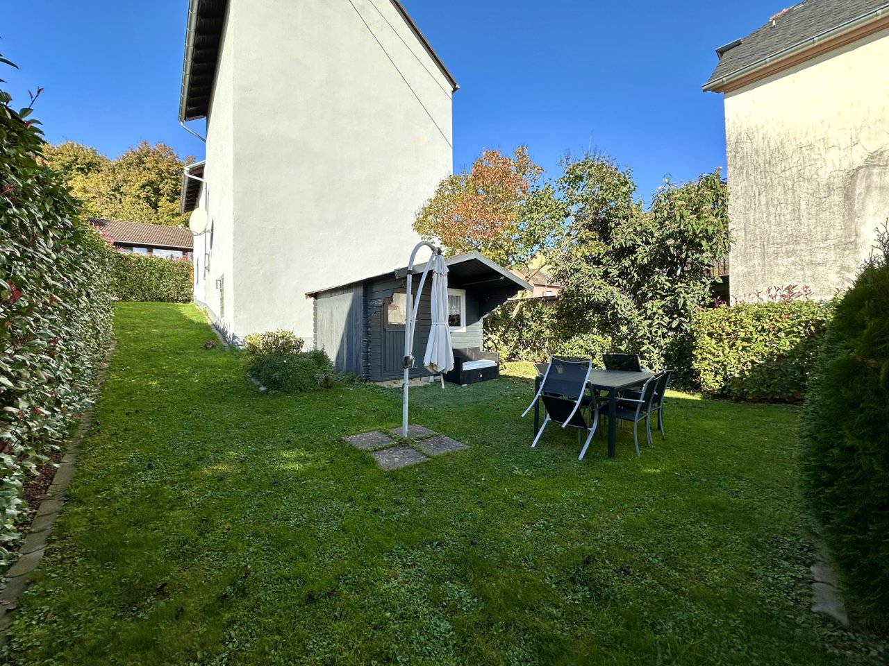 Idyllisches Gartenparadies mit Gartenhütte Idyllisches Gartenparadies mit Gartenhütte