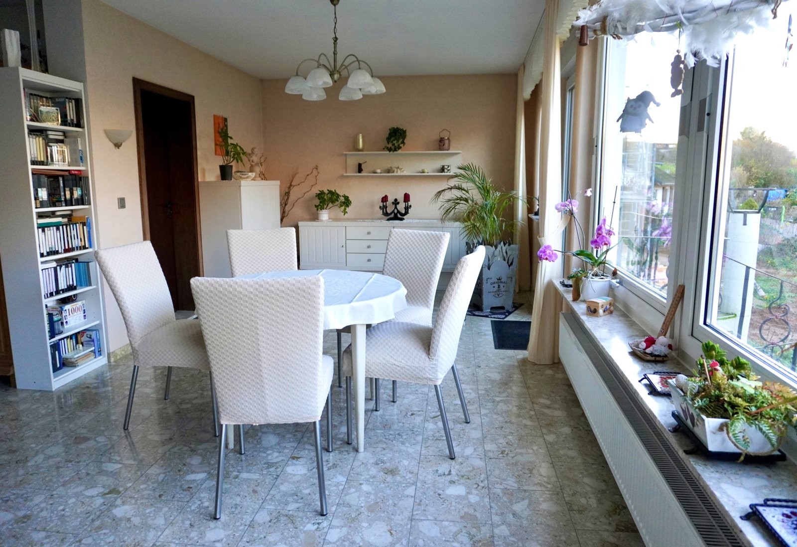 Essbereich mit Zugang zur Loggia Essbereich mit Zugang zur Loggia