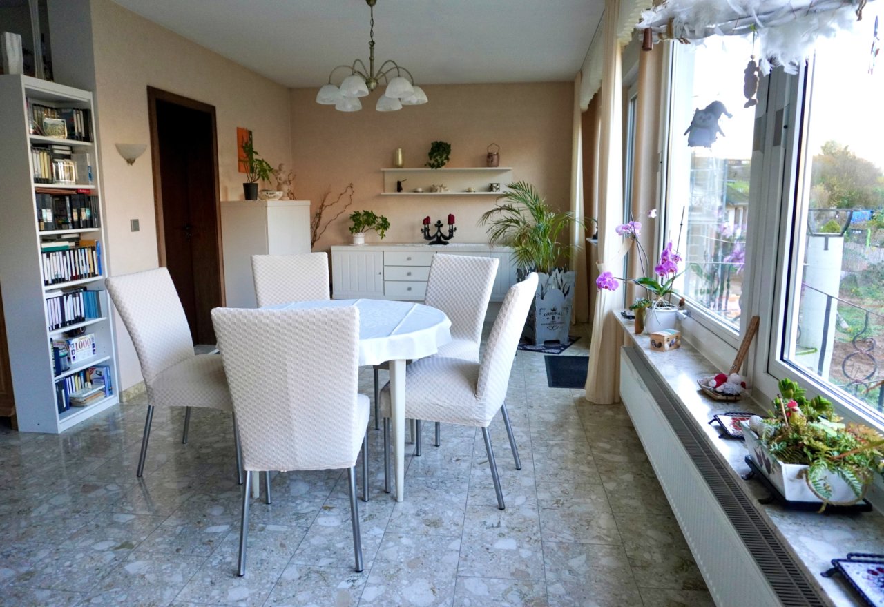 Essbereich mit Zugang zur Loggia Essbereich mit Zugang zur Loggia