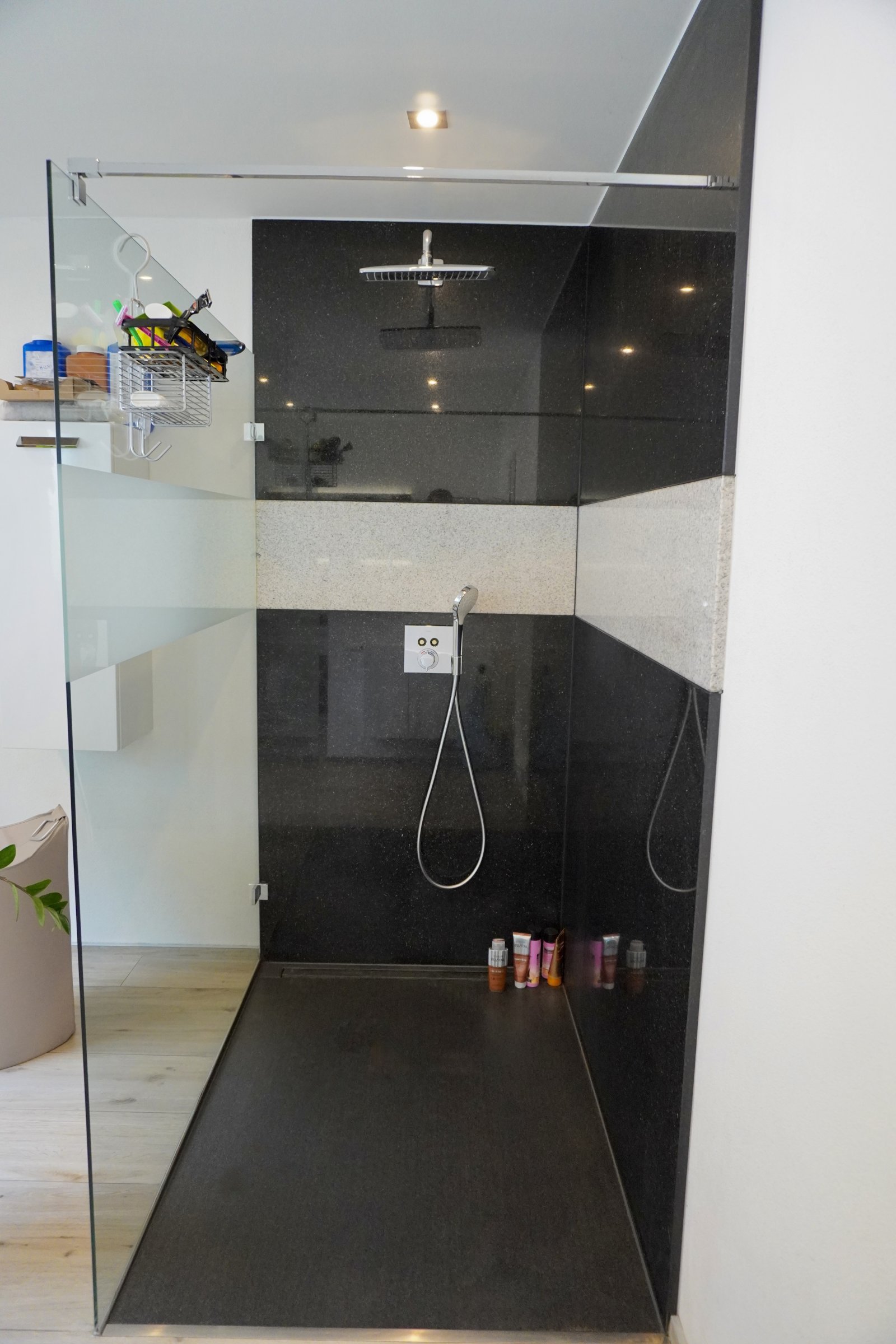 Regendusche mit Granitwand im Erdgeschoss Regendusche mit Granitwand im Erdgeschoss