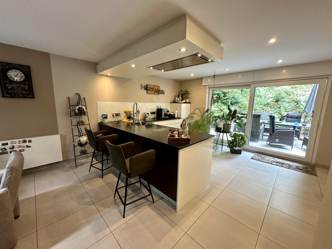 Einbauküche mit Zugang zur Terrasse Einbauküche mit Zugang zur Terrasse