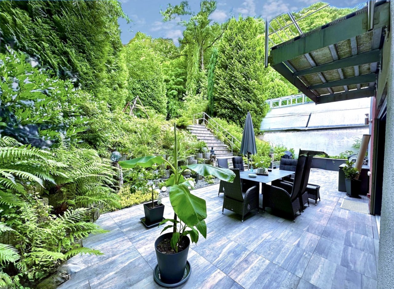 Terrassenansicht mit Blick in den Garten Terrassenansicht mit Blick in den Garten