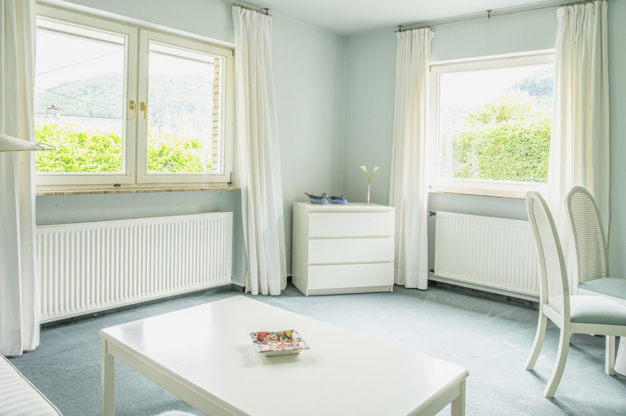 Lichtdurchfluteter Wohnbereich mit großzügigen Panoramafenstern und moderner Heizungsanlage Lichtdurchfluteter Wohnbereich mit großzügigen Panoramafenstern und moderner Heizungsanlage