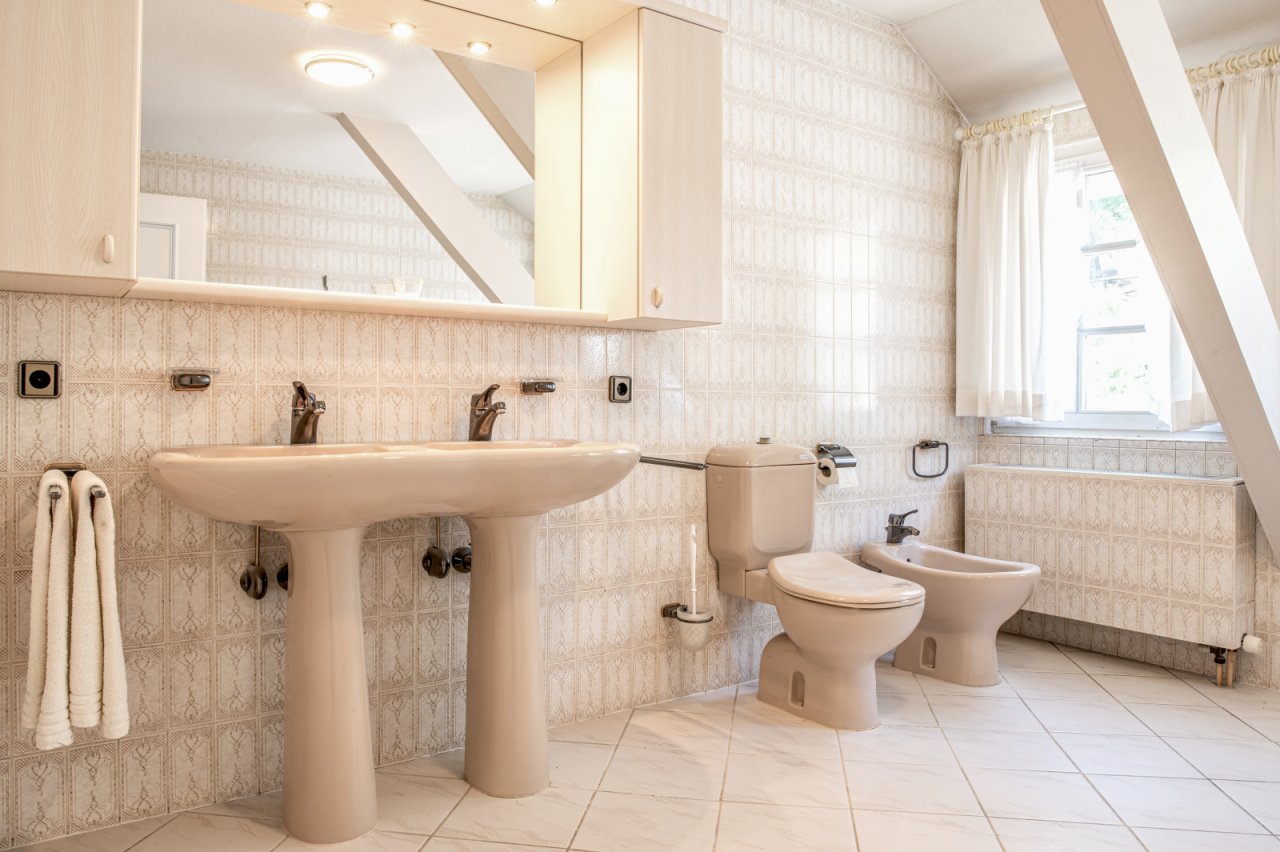 Komfort auf höchstem Niveau - Lichtdurchflutetes Dachbad mit Doppelwaschbecken und elegantem Raumkonzept Komfort auf höchstem Niveau - Lichtdurchflutetes Dachbad mit Doppelwaschbecken und elegantem Raumkonzept