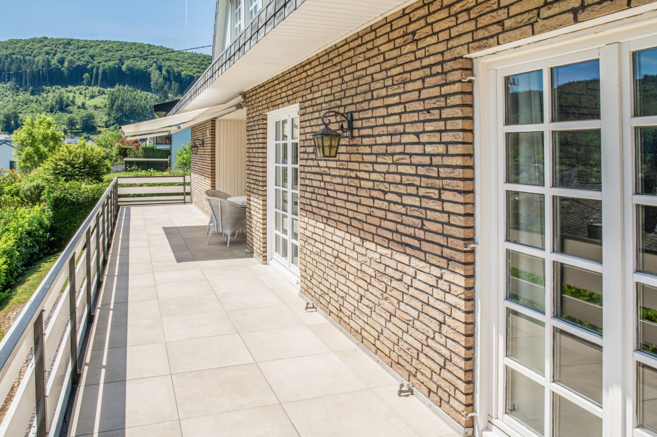 Weitläufiger Südbalkon mit Panorama-Waldblick - Ihr Ruhepol mit Weitblick Weitläufiger Südbalkon mit Panorama-Waldblick - Ihr Ruhepol mit Weitblick
